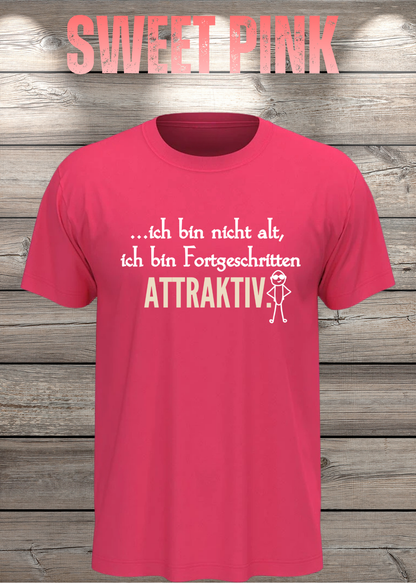 Ich bin nicht alt – ich bin fortgeschritten attraktiv! Herren T-Shirt in Sweet Pink.