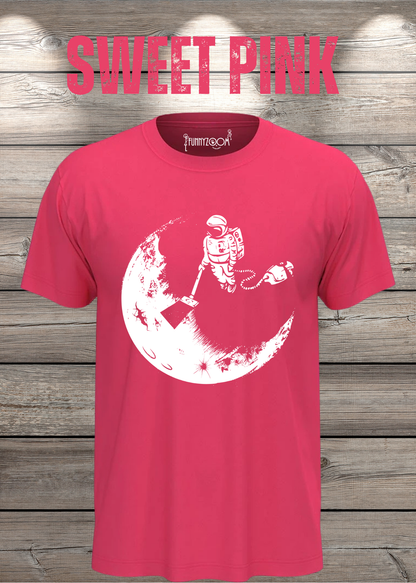 T-Shirt Mond mit Astronaut der Mond mit Staubsauger Staub saugt in Sweet Pink.