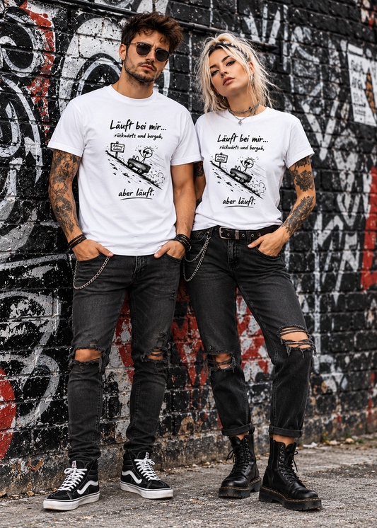 Tragebeispiel: Unisex-T-Shirt „Läuft bei mir – rückwärts und bergab, aber läuft“ in White.