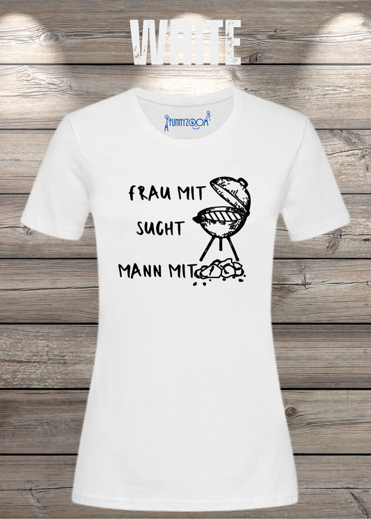 Damen-T-Shirt „Frau mit Grill sucht Mann mit Kohle“ in White.