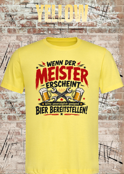 Herren-T-Shirt „Wenn der Meister erscheint – Bier bereitstellen“ in Yellow.