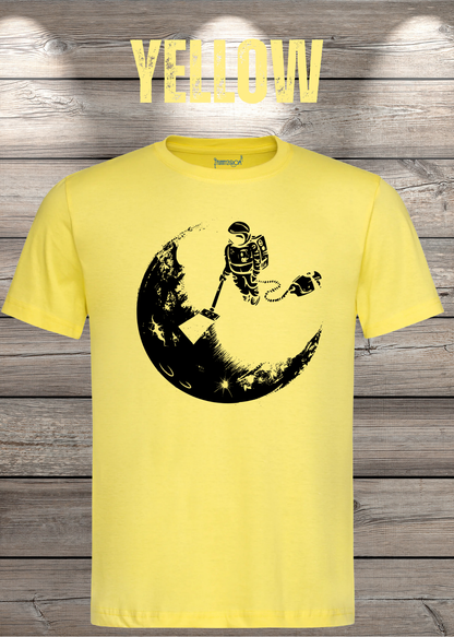 T-Shirt Mond mit Astronaut der Mond mit Staubsauger Staub saugt in Yellow.