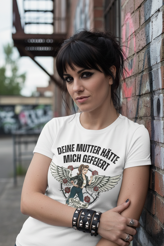 Frau im Rocker-Style mit T-Shirt
