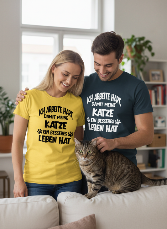 Frau und Mann mit Katzen-T-Shirts und Katze