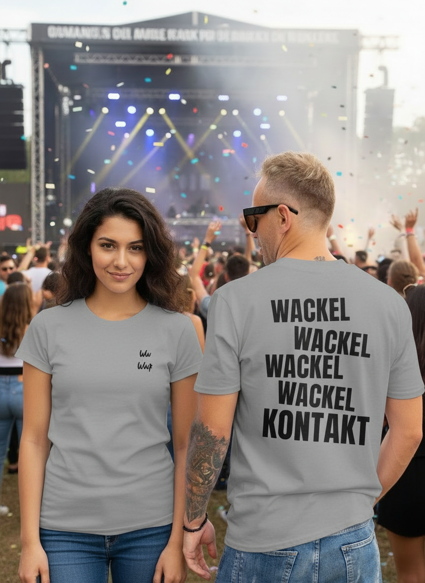 Graue T-Shirts mit schwarzer Schrift beim Festival