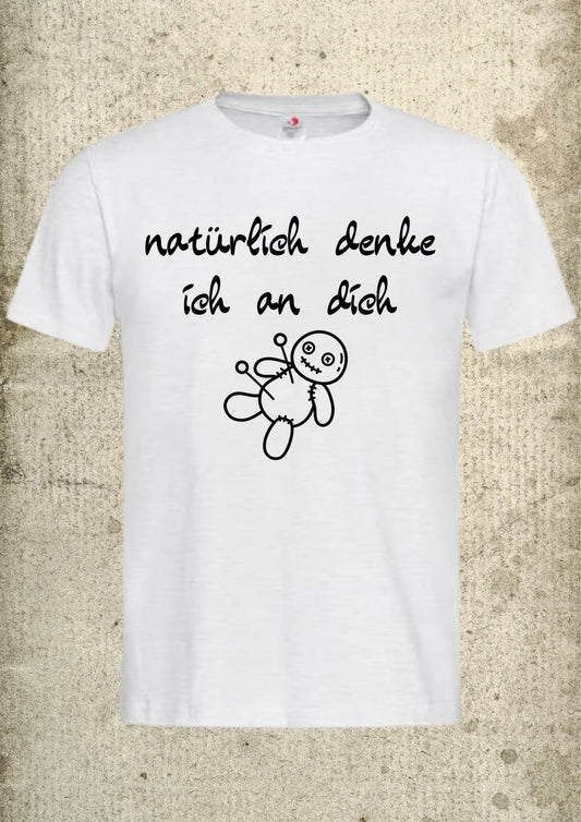 🪄 Natürlich denke ich an Dich... Vodoo Puppe T-Shirt 🖤