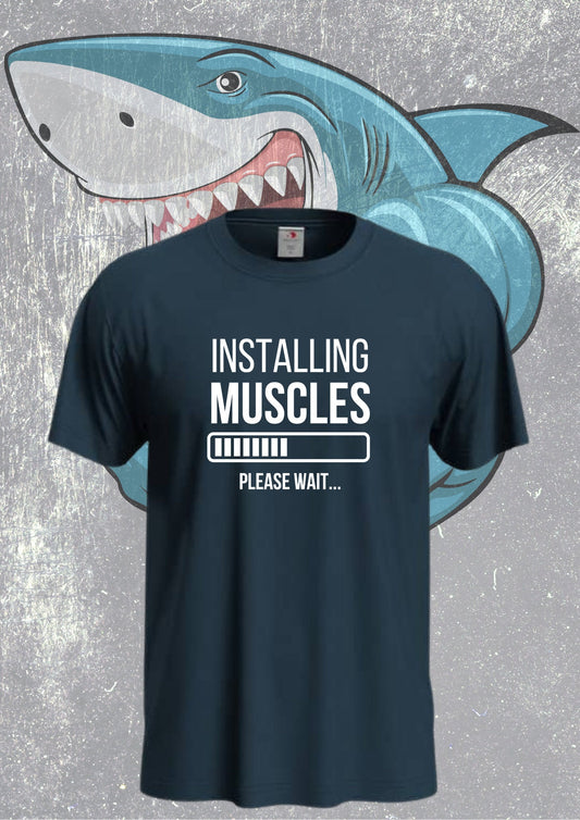👕 Männer T-Shirt 'Installing Muscles please wait...' - Fitness Humor Shirt 💪
