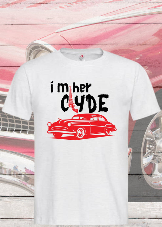 💕 Herren T-Shirt I'm her Clyde 👫 Bonnie und Clyde Geschenkidee 🎁 Witziges T-Shirt mit Spruch 😂 Lustiges Pärchen T-Shirt Unisex 💑