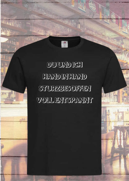 Unisex T-Shirt – Du und ich sturzbesoffen, hand in hand voll entspannt! in Black Opal.