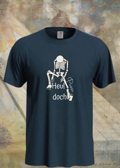 Dunkelblaues T-Shirt mit sitzendem Skelett und dem Spruch „Heul doch“.
