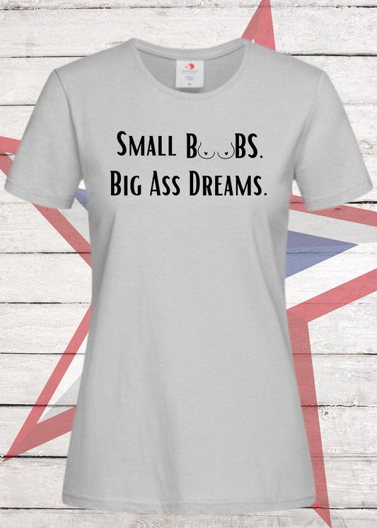 💫 Damen T-Shirt Small Boobs big Ass Dreams 🍑 Lustige Sprüche 😂 Geschenkidee T-Shirt 🎁 Freizeit T-Shirt 👕 In vielen Farben und Größen 🌈