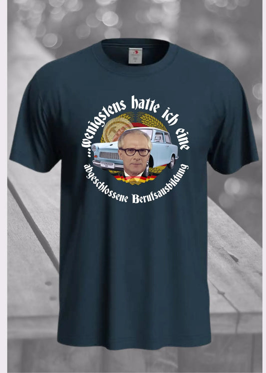 T-Shirt 'Wenigstens hatte ich eine abgeschlossene Berufsausbildung' - DDR Sarkasmus Geschenkidee Unisex