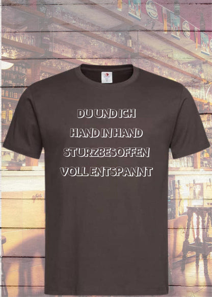 Unisex T-Shirt – Du und ich sturzbesoffen, hand in hand voll entspannt! in Dark Chocolate.