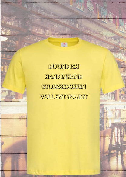 Unisex T-Shirt – Du und ich sturzbesoffen, hand in hand voll entspannt! in Yellow.
