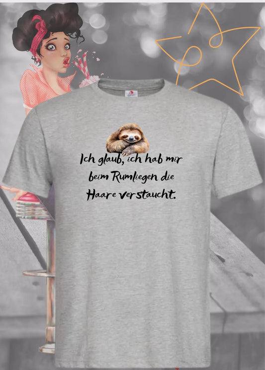 🦥 T-Shirt 'Ich glaube ich hab mir beim Rumliegen die Haare verstaucht' 😴 - Witziges Faultier-Shirt 😂
