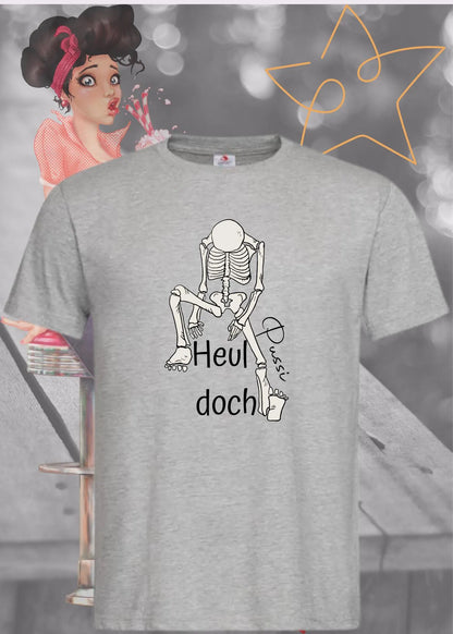Grau meliertes T-Shirt mit sitzendem Skelett und dem Spruch „Heul doch“.