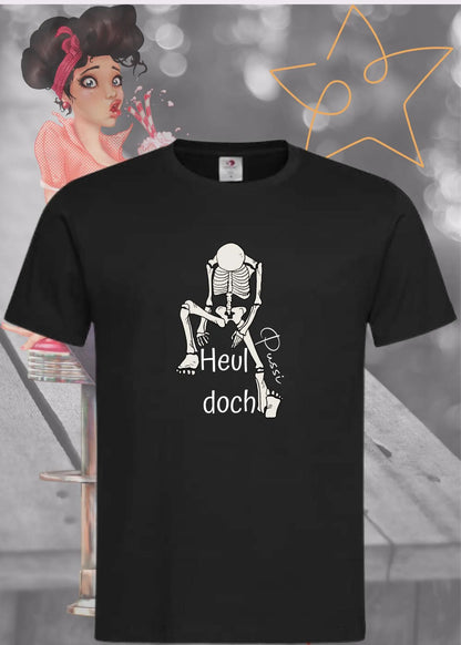 Schwarzes T-Shirt mit sitzendem Skelett und dem Spruch „Heul doch“.