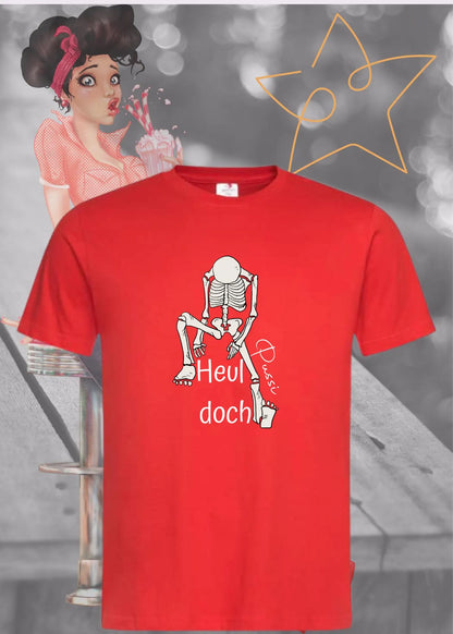 Rotes T-Shirt mit sitzendem Skelett und dem Spruch „Heul doch“.