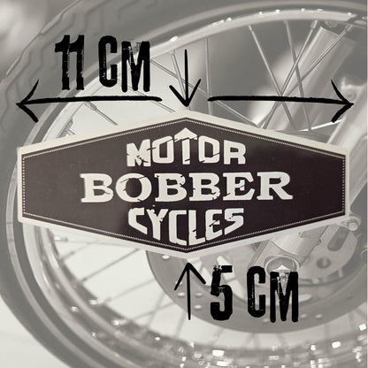 Maßzeichnung des Aufklebers „Motor Bobber Cycles“: 11 cm breit und 5 cm hoch.