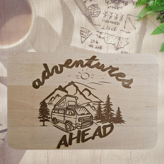 🍞 Frühstücksbrettchen 'Adventures Ahead' - Abenteuer Holzbrettchen 🗺️
