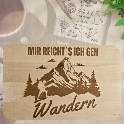 Frühstücksbrettchen mit Bergmotiv und Schriftzug „Mir reicht’s, ich geh wandern“.