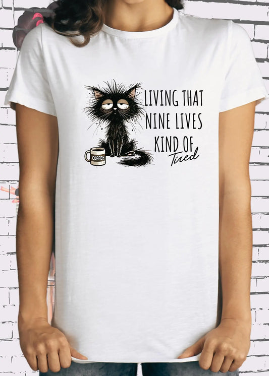 😴 T-Shirt Living that nine Lives kind of tired 🐱 Katzenspruch Geschenkidee Unisex 💤✨