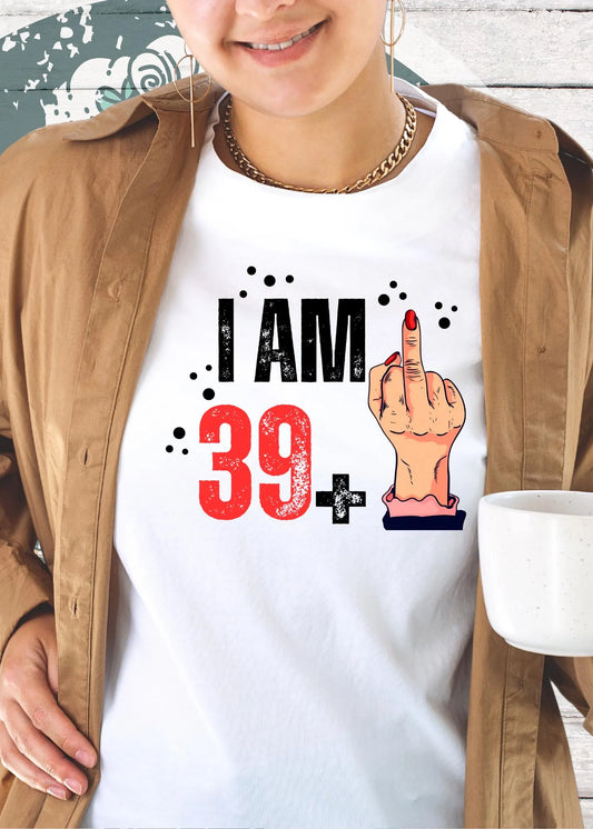 🖕 Damen T-Shirt 'I am XX+' - Personalisierbar mit deinem Alter 💪