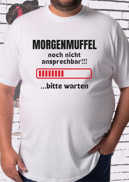 Tragebeispiel: Unisex-T-Shirt „Noch nicht ansprechbar! Bitte warten…“ in White.