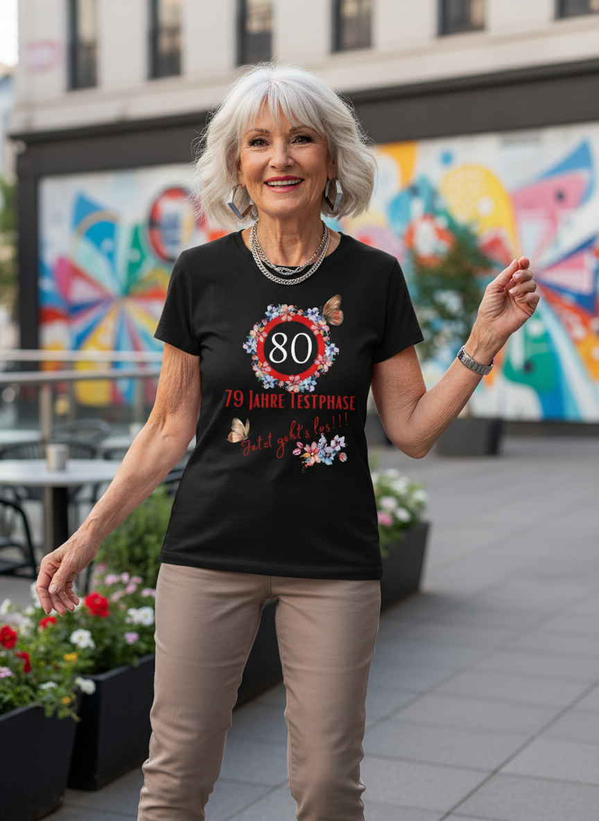 Lebhafte 80-jährige Frau mit T-Shirt
