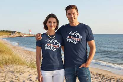 Mann und Frau im Ostsee-Rocker T-Shirt am Strand