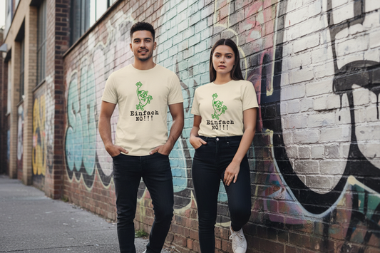 Mann und Frau in Einfach NÖ T-Shirts vor urbanem Hintergrund