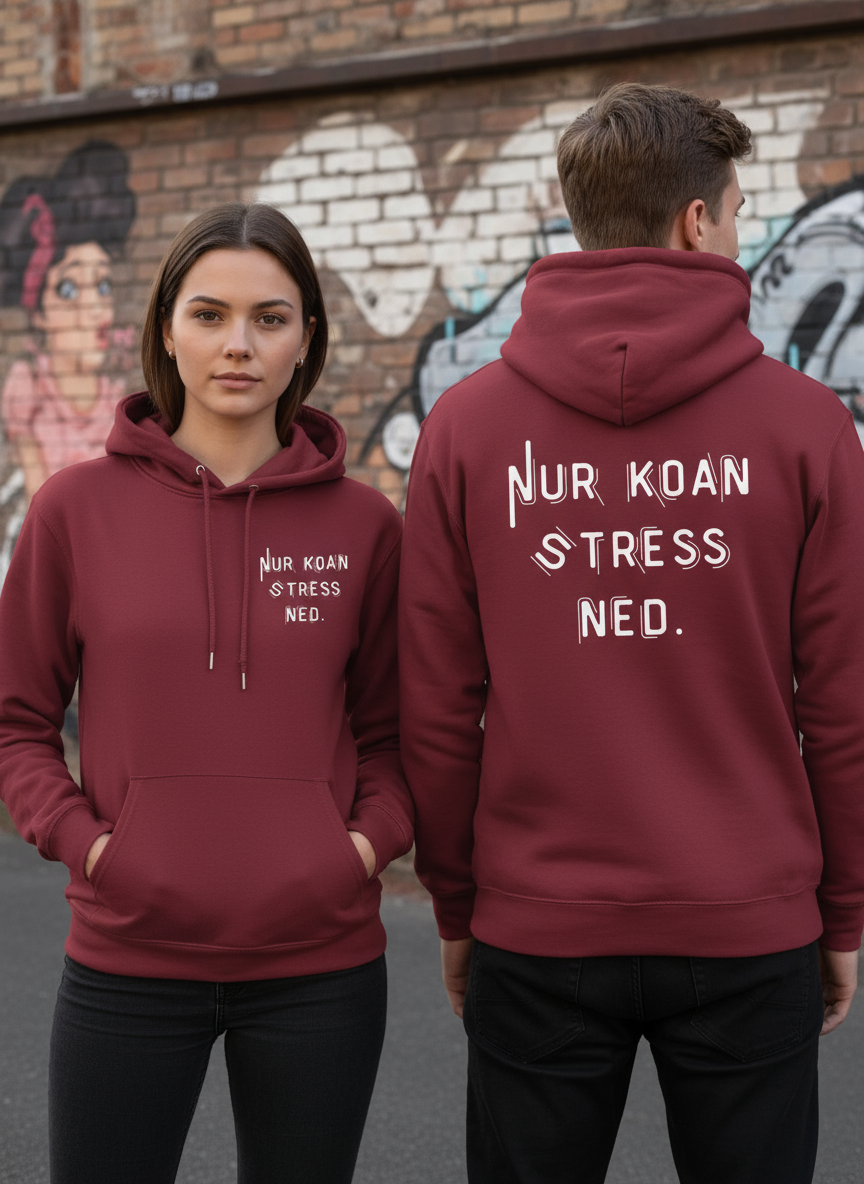 Mann und Frau mit Burgundy Hoodies