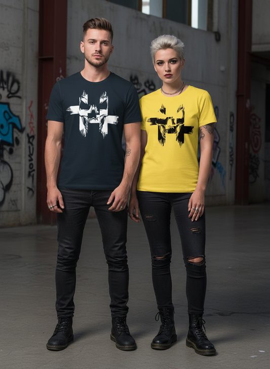Mann und Frau mit Finnland-Totenkopf T-Shirts