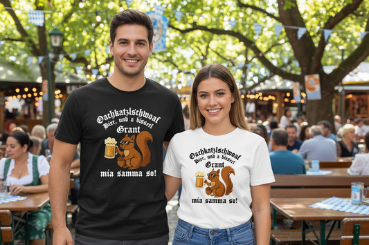 Mann und Frau mit Oachkatzlschwoaf T-Shirts