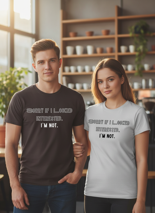 Mann und Frau mit "Sorry if I looked interested" T-Shirts