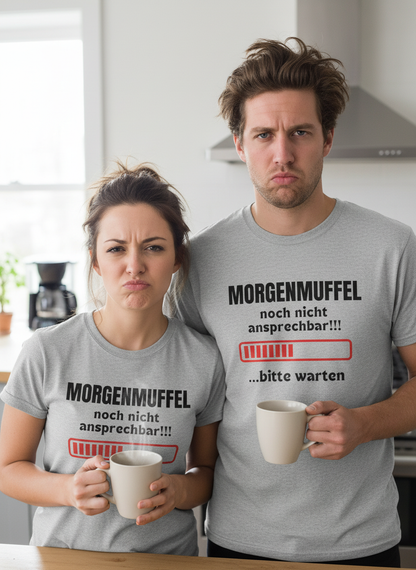 Morgenmuffel-Paar mit Fokus auf Shirt-Design