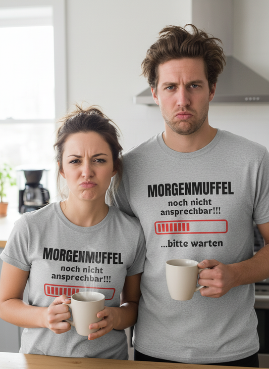 Morgenmuffel-Paar mit Fokus auf Shirt-Design
