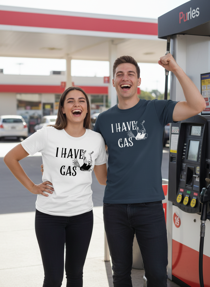 Paar an der Tankstelle mit "I HAVE GAS" T-Shirts