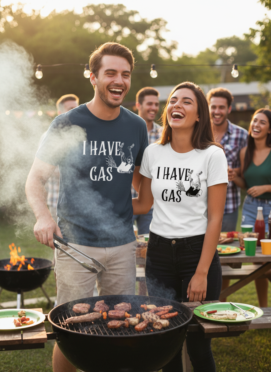 Paar beim BBQ mit "I HAVE GAS" T-Shirts
