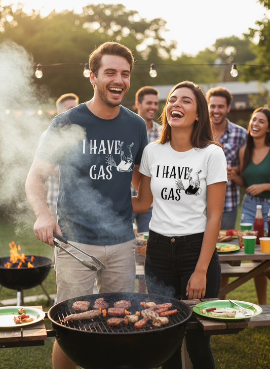 Paar beim BBQ mit "I HAVE GAS" T-Shirts
