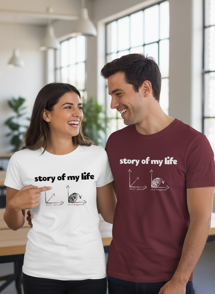 Paar mit Story of my life T-Shirts im Office