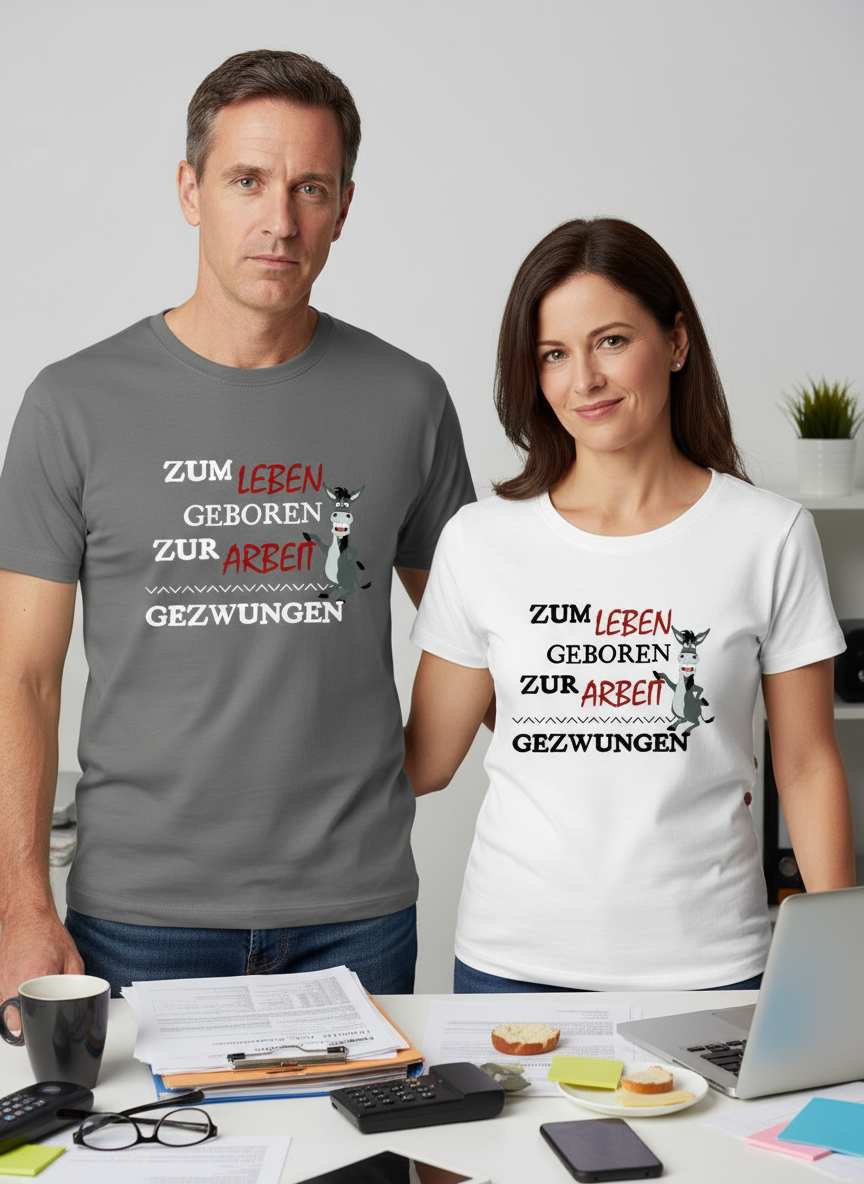 Paar mittleren Alters mit "Zum Leben geboren, zur Arbeit gezwungen" T-Shirts