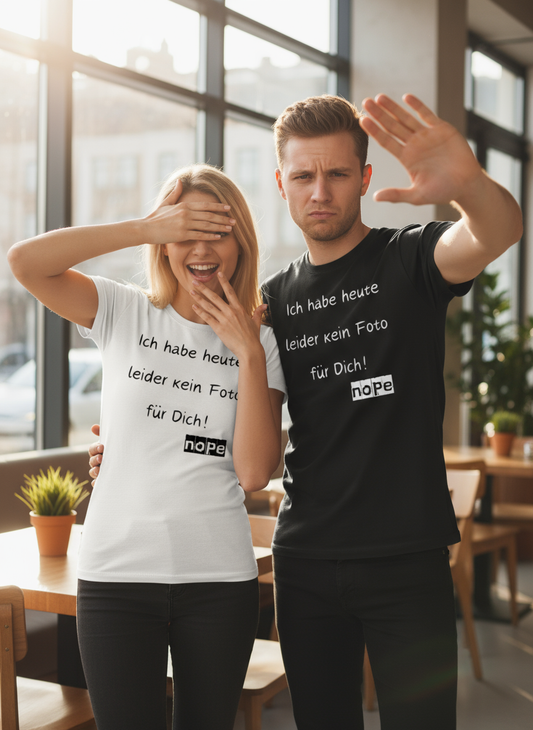 Paar trägt kein Foto für Dich T-Shirts mit witzigen Gesten