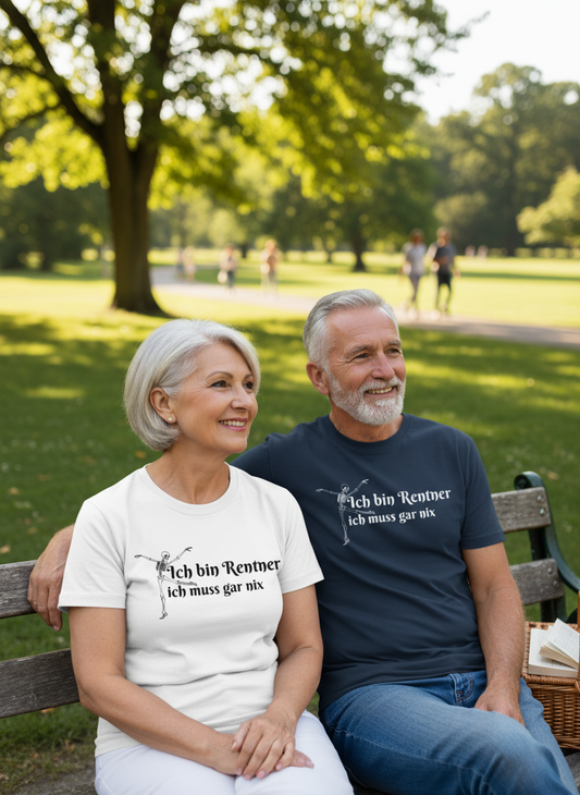 Rentner-Paar im Park mit T-Shirts