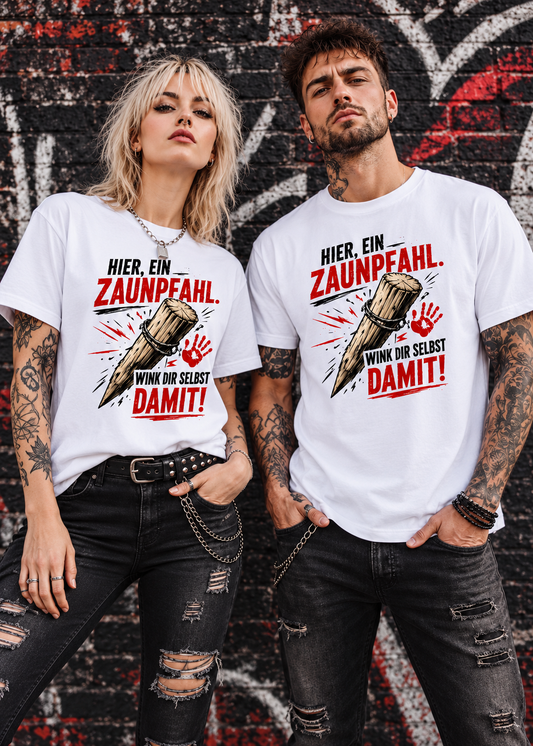 Tragebeispiel: Unisex-T-Shirt „Hier, ein Zaunpfahl – Wink dir selbst damit“ in White.