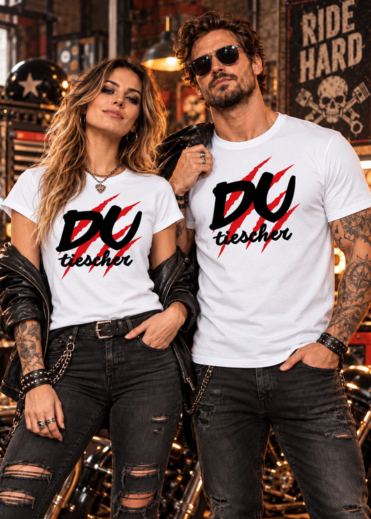Tragebeispiel: Unisex-T-Shirt „Du Tiescher“ in White.