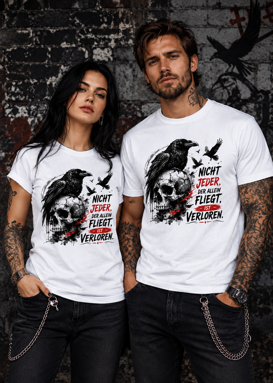 Tragebeispiel: Nicht Jeder der Allein Fliegt T-Shirt – Dunkles Raben Shirt mit Totenkopf Motiv in White.