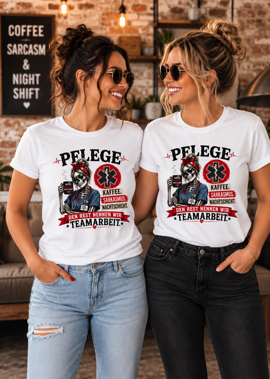 Tragebeispiel: Pflege Damen T-Shirt – Kaffee, Sarkasmus, Nachtschicht in White.