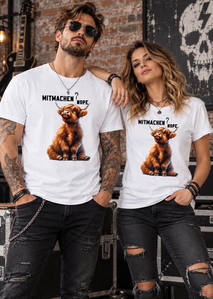 Rockiges Paar mit weißen Highland Kuh T-Shirts und dem Spruch Mitmachen? NOPE. vor einer Backsteinwand mit Gitarren