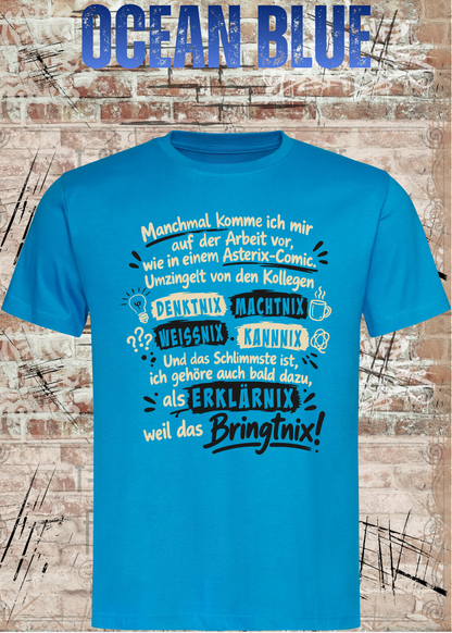 Unisex-T-Shirt in Ocean Blue mit Büro-Spruch „Wie in einem Asterix-Comic“, als Mockup von vorn dargestellt.